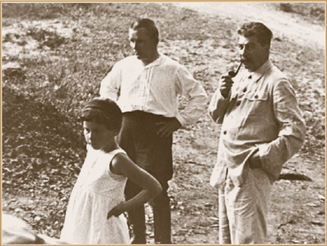 И.В. Сталин с дочерью Светланой и С.М. Кировым на Черноморском побережье Кавказа. 1934 г..gif